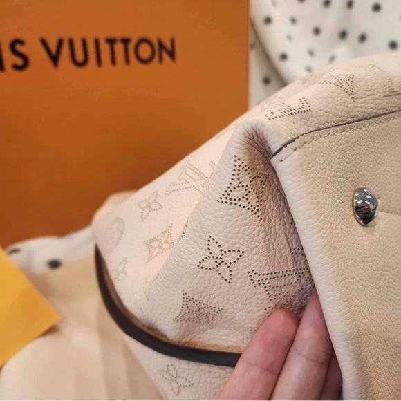 SOLD ❌ Louis Vuitton Carmel Mahina ❌ SOLD - Picture 5 of 9